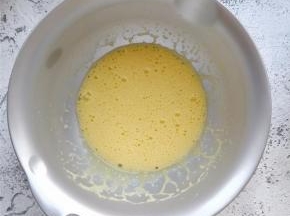 搅匀至颜色稍变浅，体积稍膨胀，表面无明显油花的状态。