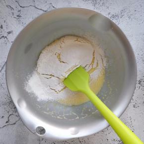 筛入低筋面粉。