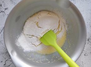 筛入低筋面粉。