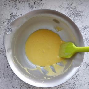 用刮刀碾拌成细腻均匀的蛋黄糊后，放在一边备用。