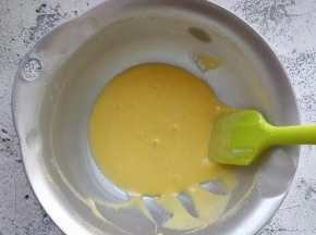 用刮刀碾拌成细腻均匀的蛋黄糊后，放在一边备用。
