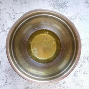 开始打发蛋清。