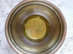 开始打发蛋清。