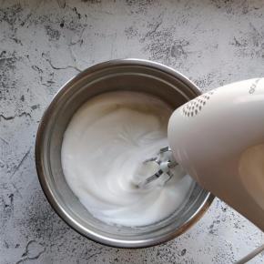 直至出现明显的花纹后，加入剩余一半的细砂糖，继续打发。