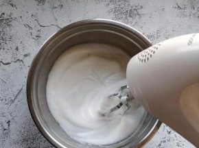 直至出现明显的花纹后，加入剩余一半的细砂糖，继续打发。