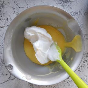 将三分之一的打发蛋白，加入到蛋黄糊中。