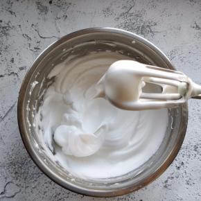 打发到提起打蛋头，形成大弯钩状态，即可。