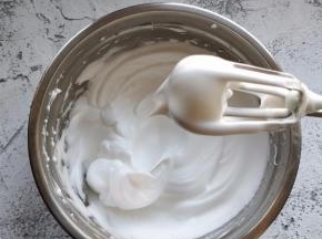 打发到提起打蛋头，形成大弯钩状态，即可。