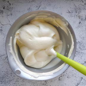 直到拌匀成细腻均匀的蛋糕糊。