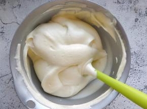 直到拌匀成细腻均匀的蛋糕糊。