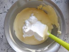 用刮刀从底部翻拌均匀，再加入三分之一的打发蛋白。