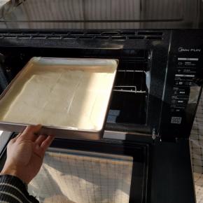 将金盘放入预热好的美的FUN烤箱中层烤架上（即上数第二层）。