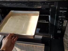 将金盘放入预热好的美的FUN烤箱中层烤架上（即上数第二层）。