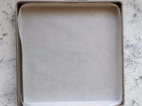 将金盘中铺上配套的油纸或不粘油布，边角整理好。