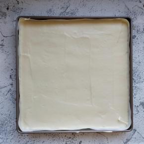 将蛋糕糊倒入，用刮刀将边角和上面涂抹平整。