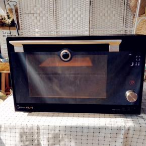 点击开始，炉内灯自动亮起，执行上下火160度，烘烤15分钟的设置。