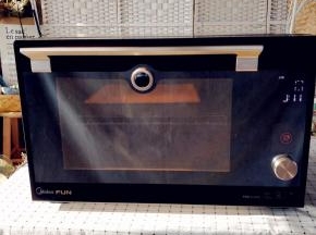 点击开始，炉内灯自动亮起，执行上下火160度，烘烤15分钟的设置。