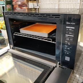 听到烘烤结束的提示音后，打开烤箱。