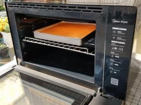 听到烘烤结束的提示音后，打开烤箱。