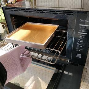 取出烤好的蛋糕体，可以看到上色非常均匀，表面也很平整。