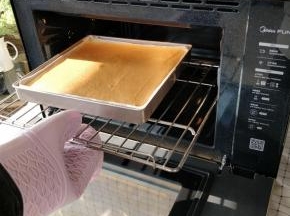 取出烤好的蛋糕体，可以看到上色非常均匀，表面也很平整。