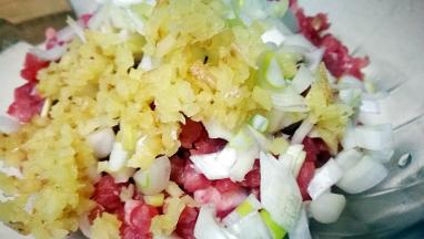 葱姜末放入猪肉馅中