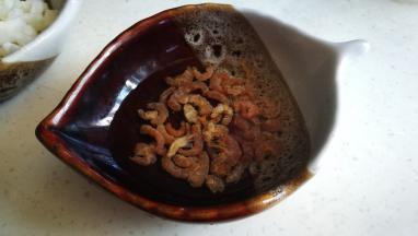 海米泡发切碎放入肉馅中