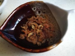 海米泡发切碎放入肉馅中