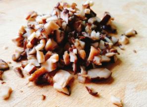 香菇泡发切碎放入猪肉馅中