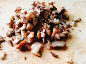 香菇泡发切碎放入猪肉馅中