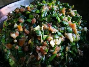 韭菜洗净切碎放入猪肉馅中