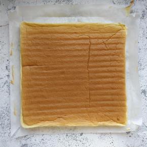 晾凉后将蛋糕体翻面，放在油纸上，入烤箱时的正面朝上。