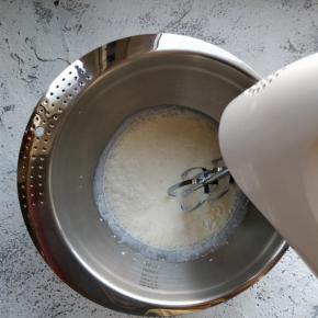 将冷藏后的淡奶油倒入打蛋盆中，加入糖粉后用电动打蛋器中低速打发。