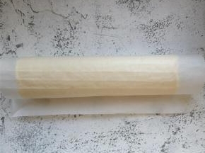 在油纸的辅助下，将蛋糕体卷起，接口朝下，放入冰箱冷藏片刻定型。