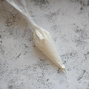 将剩余的奶油装入剪了小口的裱花袋中。