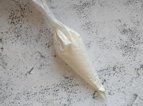 将剩余的奶油装入剪了小口的裱花袋中。