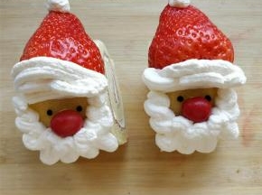 再挤出草莓帽顶的白绒球和白色帽檐，一块圣诞老人蛋糕卷就做好了。