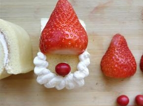 用裱花袋沿草莓帽左右两侧，挤出波浪线，预留椭圆形脸部的位置。