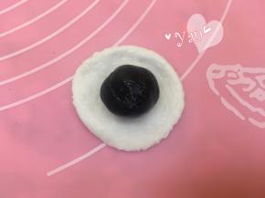 熊猫面团：取一点白色面团搓圆压扁，包入黑芝麻馅。