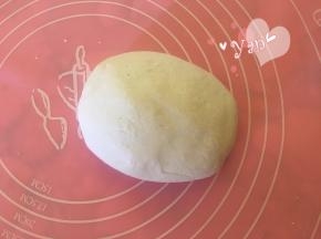 趁热边揉边搓加入剩余的水，揉成光滑的面团。