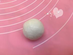 捏紧收口，搓成圆形即可。