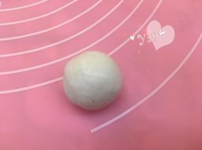 捏紧收口，搓成圆形即可。