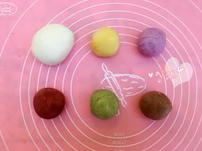 把面团分成6份，取大份留白，其余5份分别加入抹茶粉、可可粉、南瓜粉、紫薯粉、红曲粉。分别揉匀成6色面团，备用。