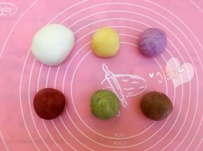 把面团分成6份，取大份留白，其余5份分别加入抹茶粉、可可粉、南瓜粉、紫薯粉、红曲粉。分别揉匀成6色面团，备用。