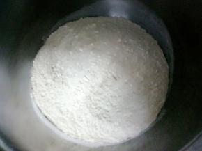 盆里放入面粉