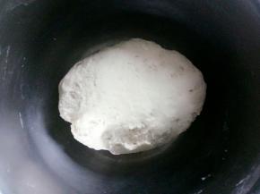 揉成面团，醒十分钟，再揉光滑，醒半个小时