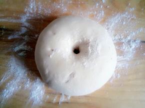 醒好的面团用指头在中间戳一个洞