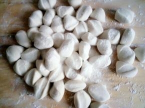 撒上面粉