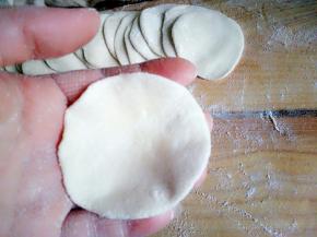 手指弯曲，面皮放手指上