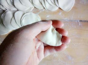 大拇指向下压，两手合拢向内挤压